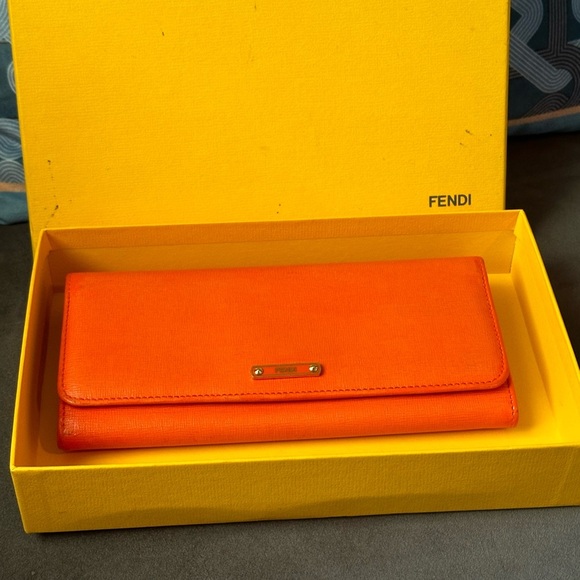 FENDI Wallet Crayon Orange Leather Authentic - Picture 4 of 14
